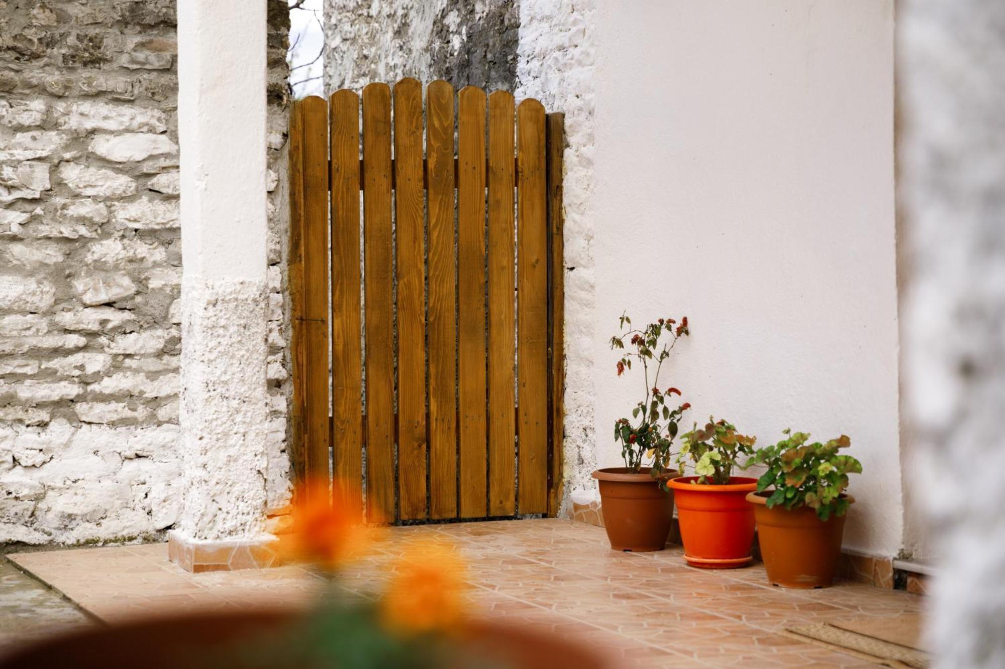 Guesthouse 1805 Gjirokaster Bagian luar foto