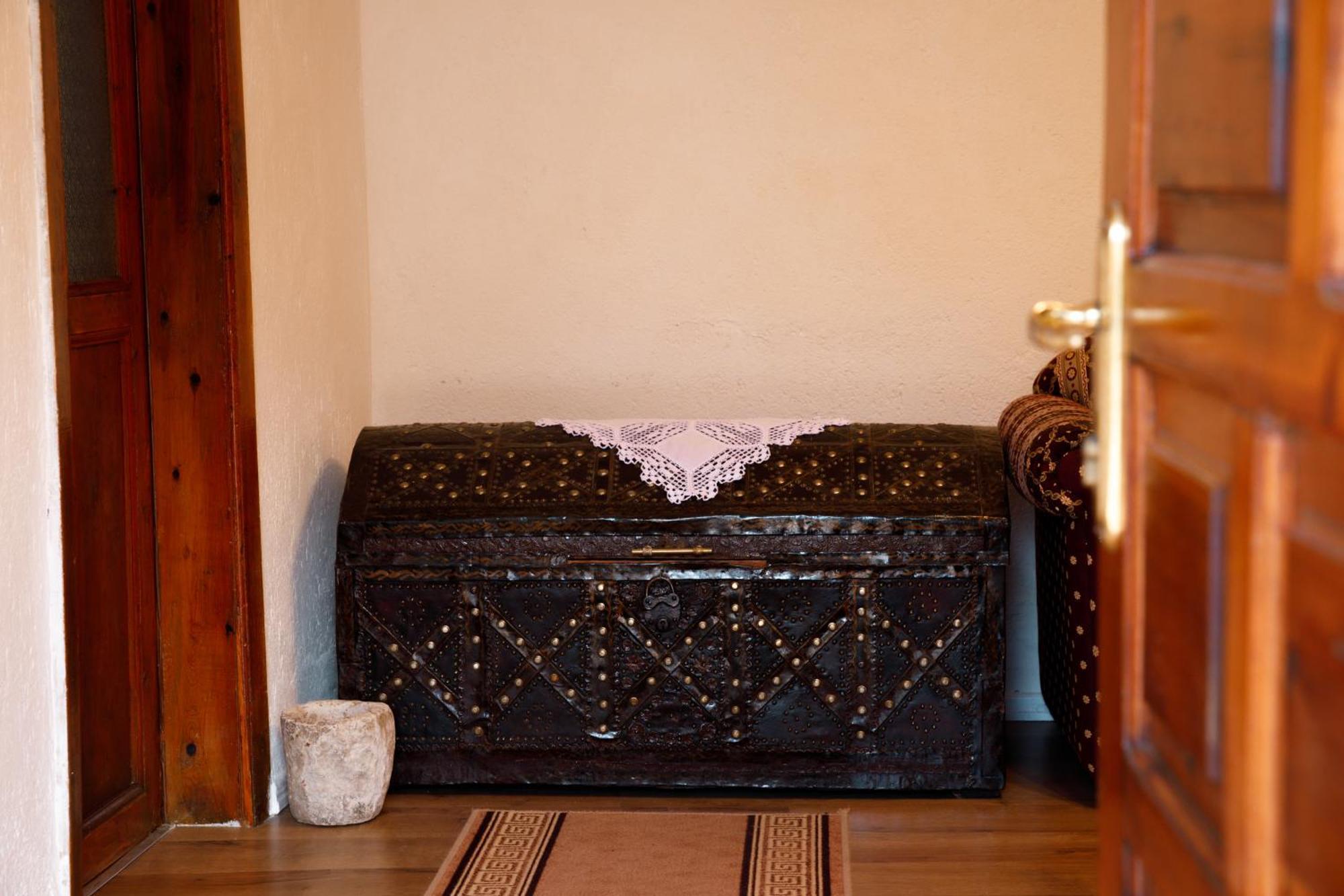 Guesthouse 1805 Gjirokaster Bagian luar foto