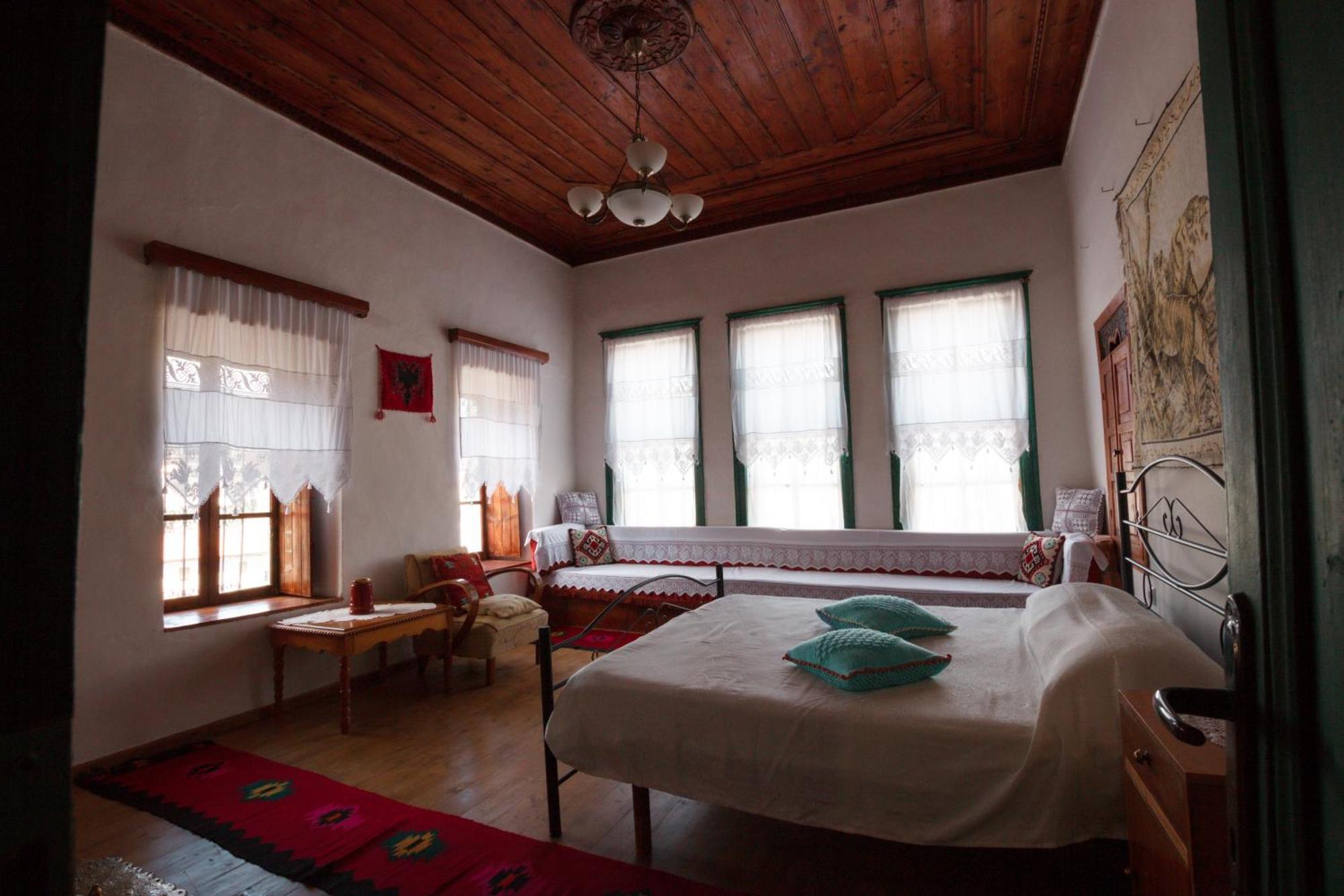 Guesthouse 1805 Gjirokaster Bagian luar foto