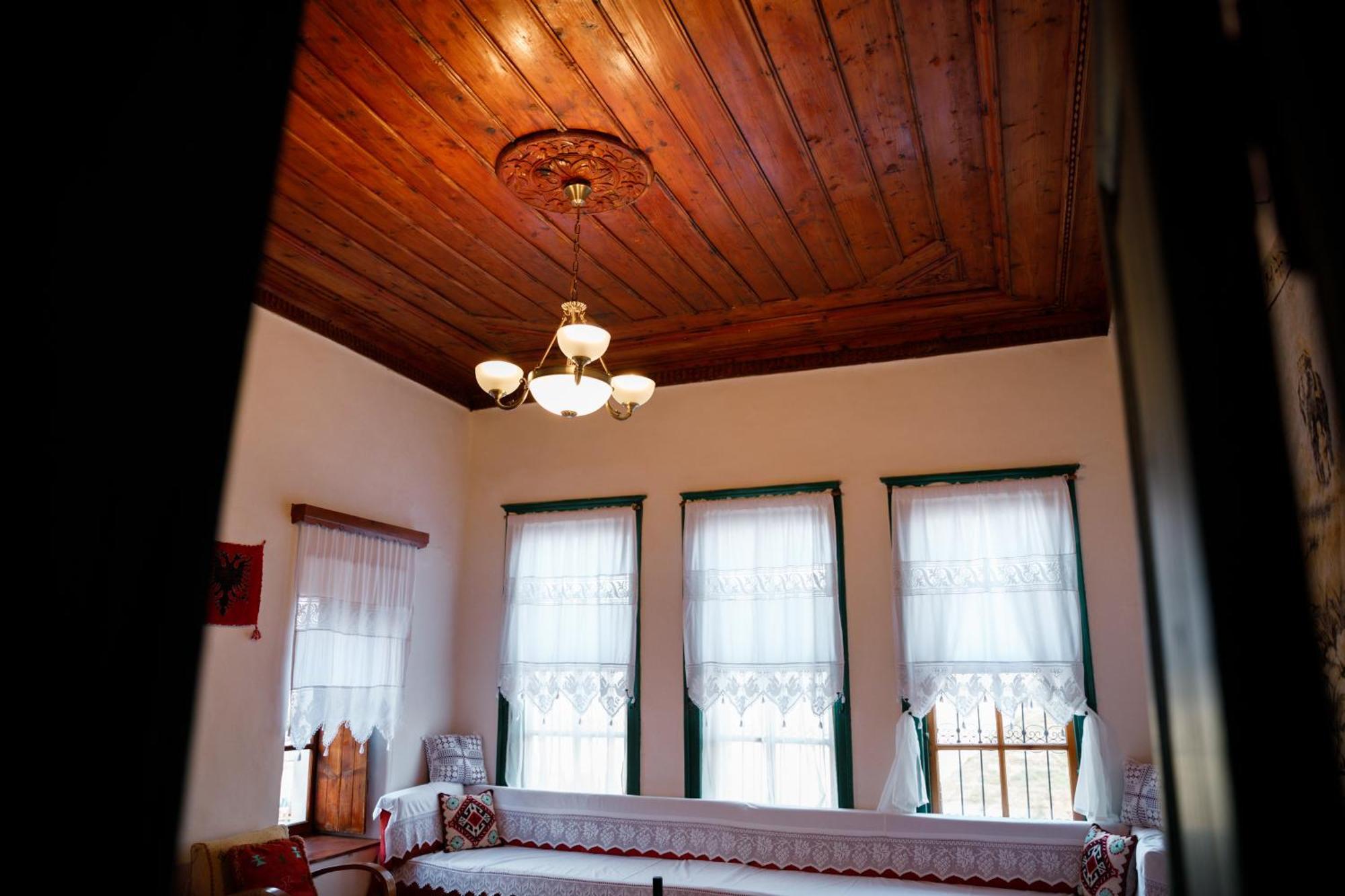 Guesthouse 1805 Gjirokaster Bagian luar foto