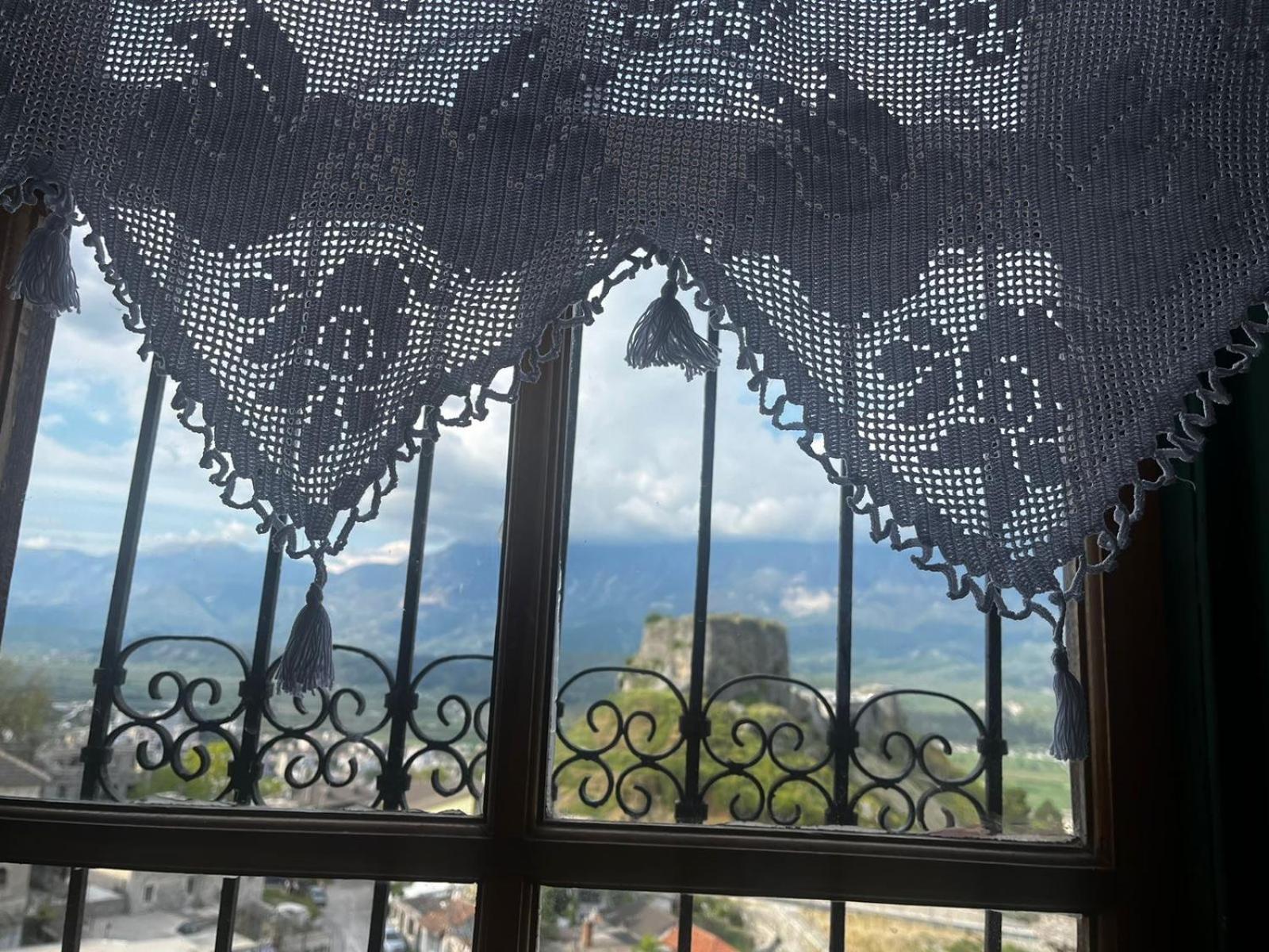 Guesthouse 1805 Gjirokaster Bagian luar foto