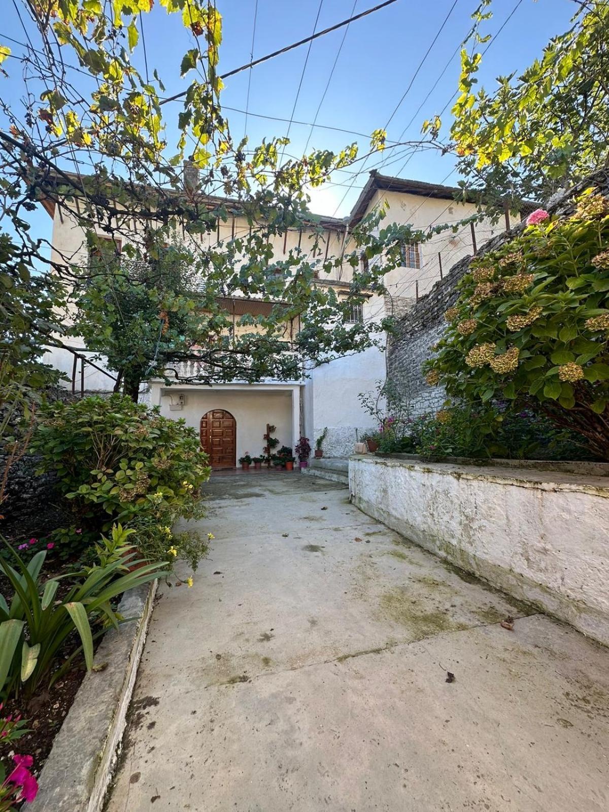 Guesthouse 1805 Gjirokaster Bagian luar foto